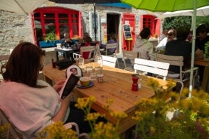 Café gîte du lac servières restaurant Orcival espace extérieur
